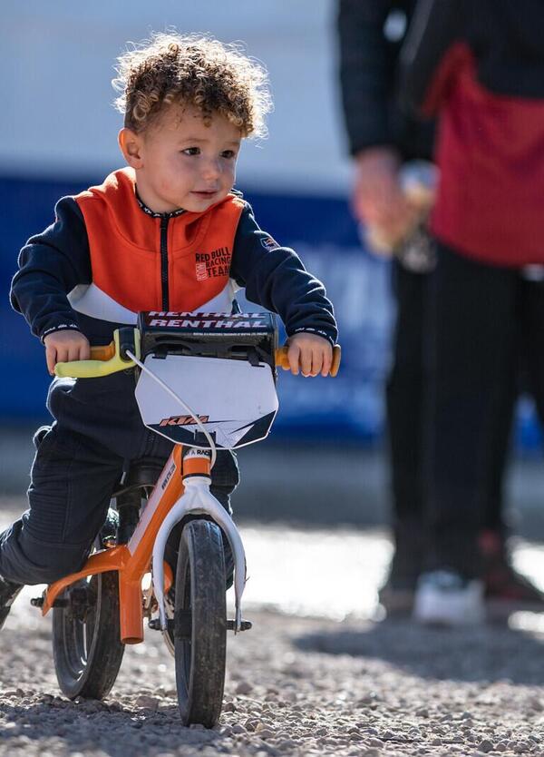 [VIDEO] A 3 anni il figlio di Tony Cairoli ha 35mila followers e gira in pista coi professionisti