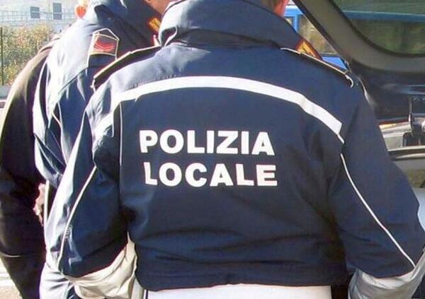 Quattro vigili urbani accusati di tortura su un uomo trovato per strada: ecco perch&eacute;