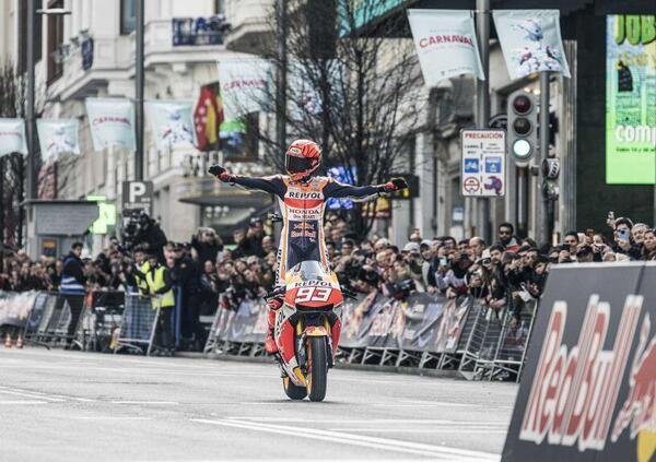 Marc Marquez blocca Madrid per presentare la sua docu-serie, fra traversi a una mano e giri in moto coi fan