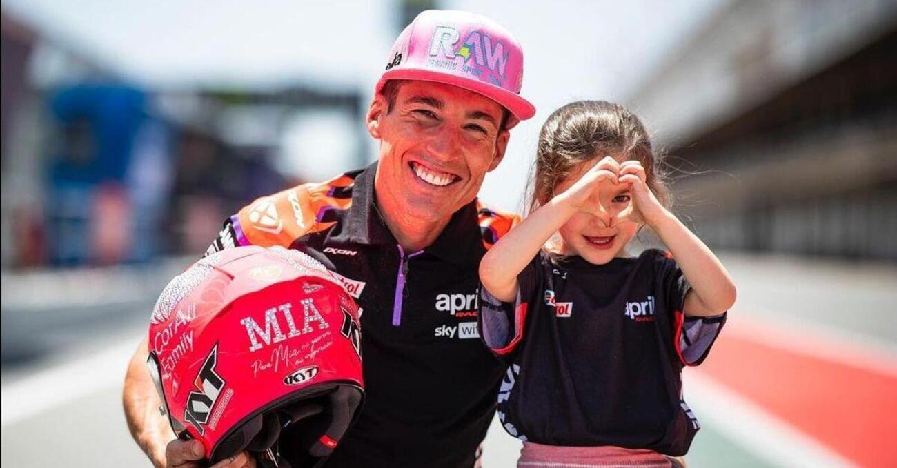 [VIDEO] La differenza tra un pilota e un appassionato di moto spiegata facile da Aleix Espargar&ograve; (e famiglia)!