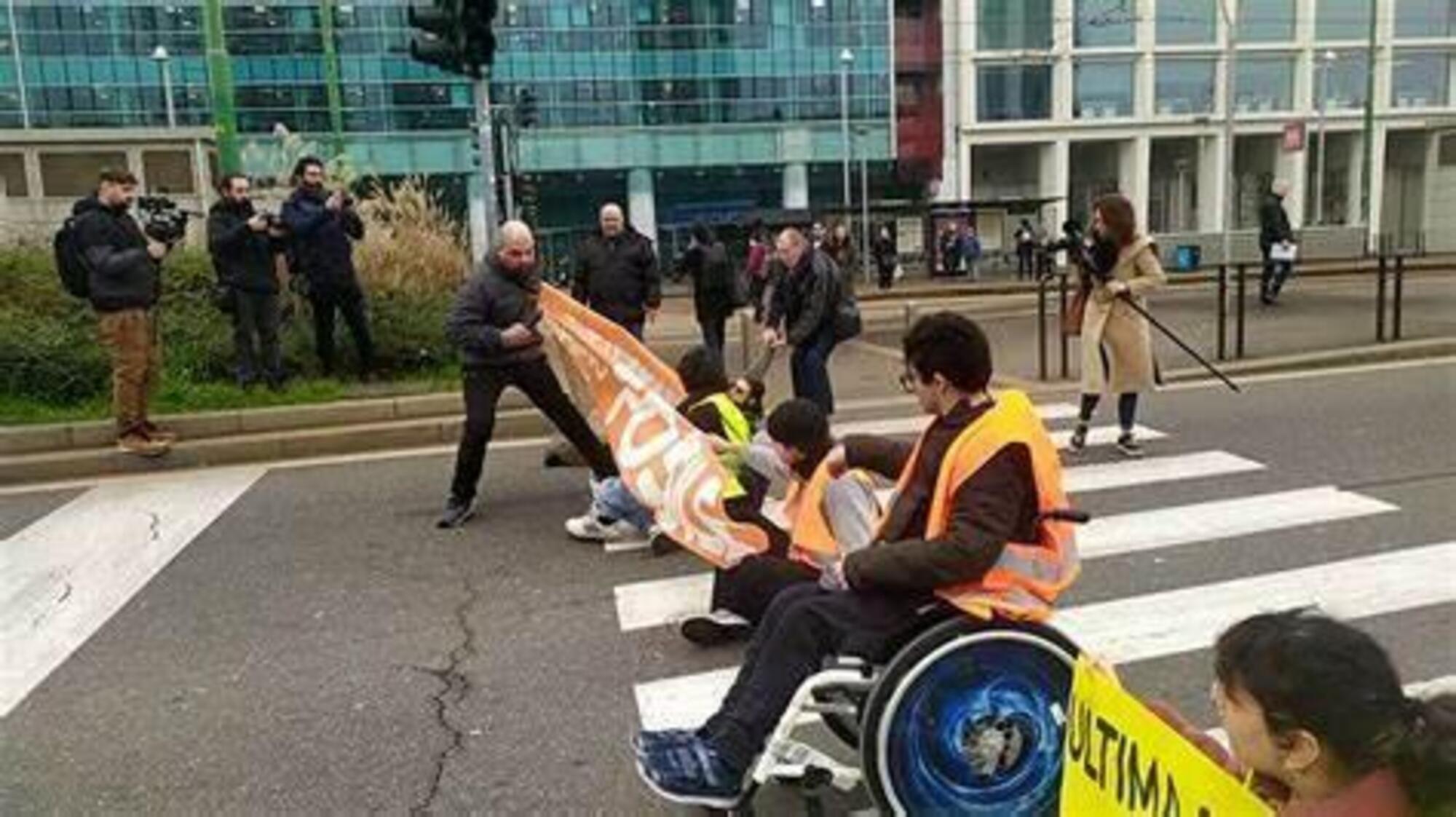 Gli attivisti di Ultima Generazione che bloccano il traffico a Milano