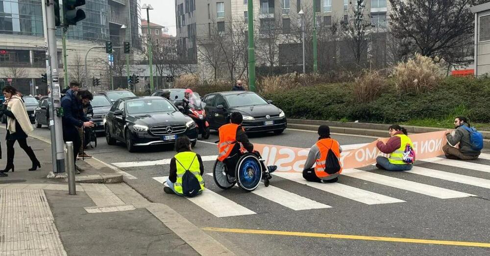 Continuano i blocchi del traffico da parte degli attivisti di Ultima Generazione: ecco come hanno reagito gli automobilisti