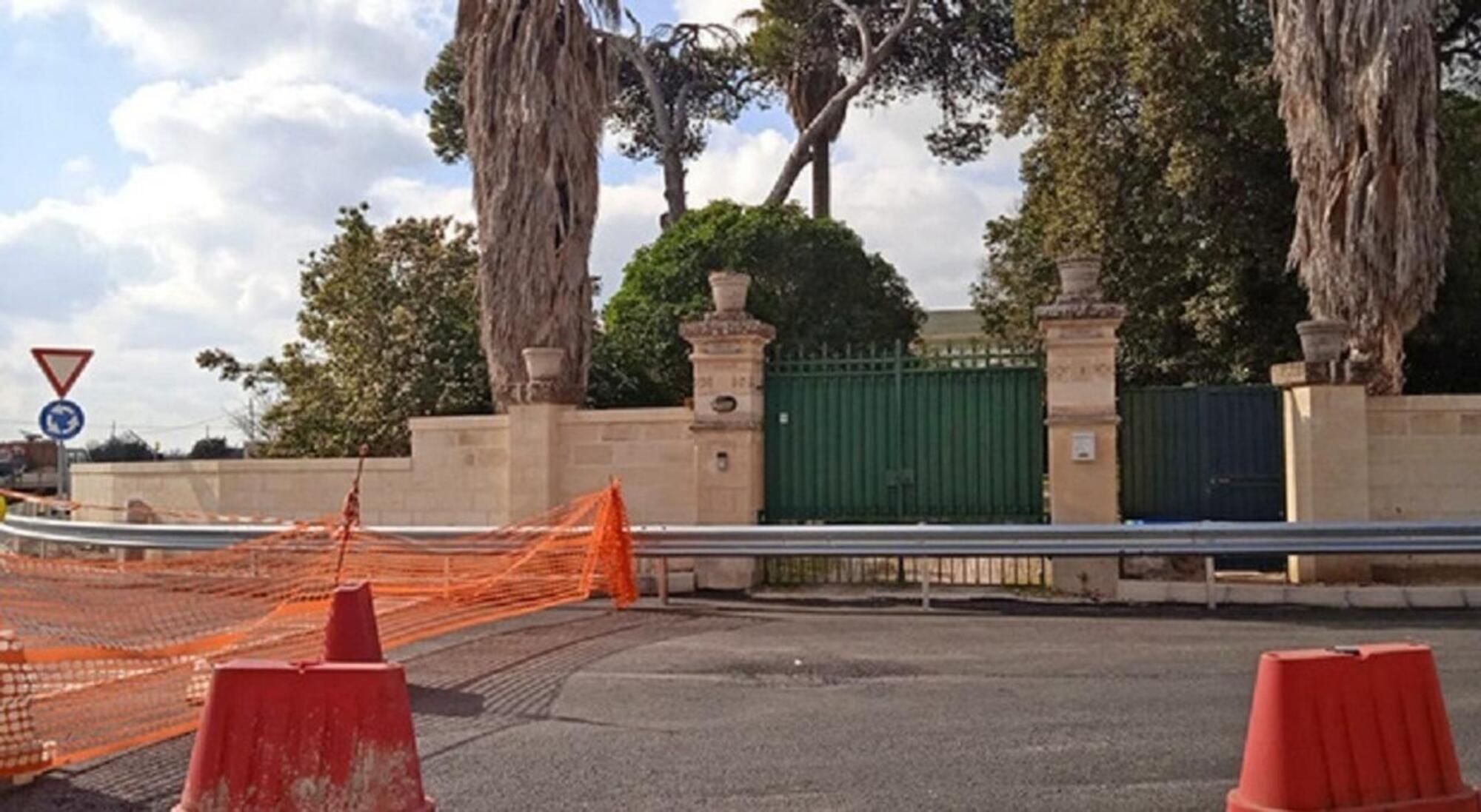 portone della villa bloccato dal guardrail della rotatoria