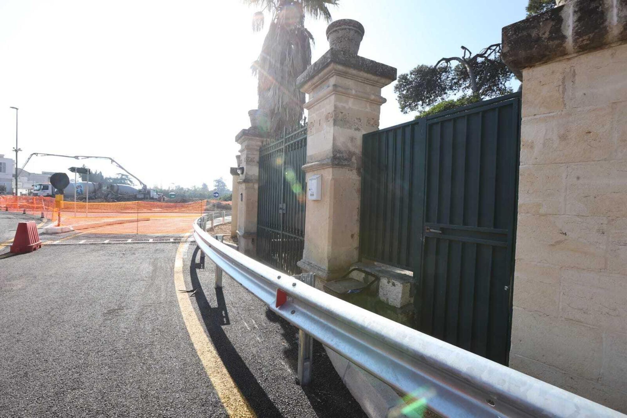 ingresso della villa bloccato dal guardrail, famiglia chiusa in casa