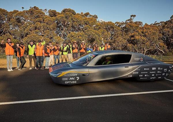 Record di velocit&agrave; per l&#039;auto elettrica solare: ha percorso 1000 km con solo... una ricarica