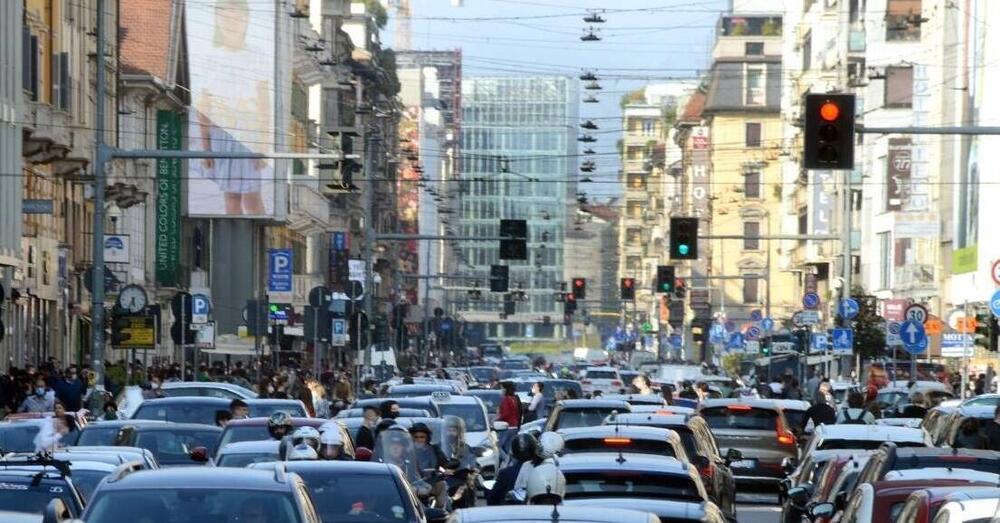 Pi&ugrave; divieti e balzelli, pi&ugrave; auto in circolazione: il paradosso del traffico a Milano. Ecco cosa sta succedendo