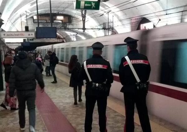 Borseggiatore bloccato dalla gente se la vede male: a Roma non si scherza [VIDEO]