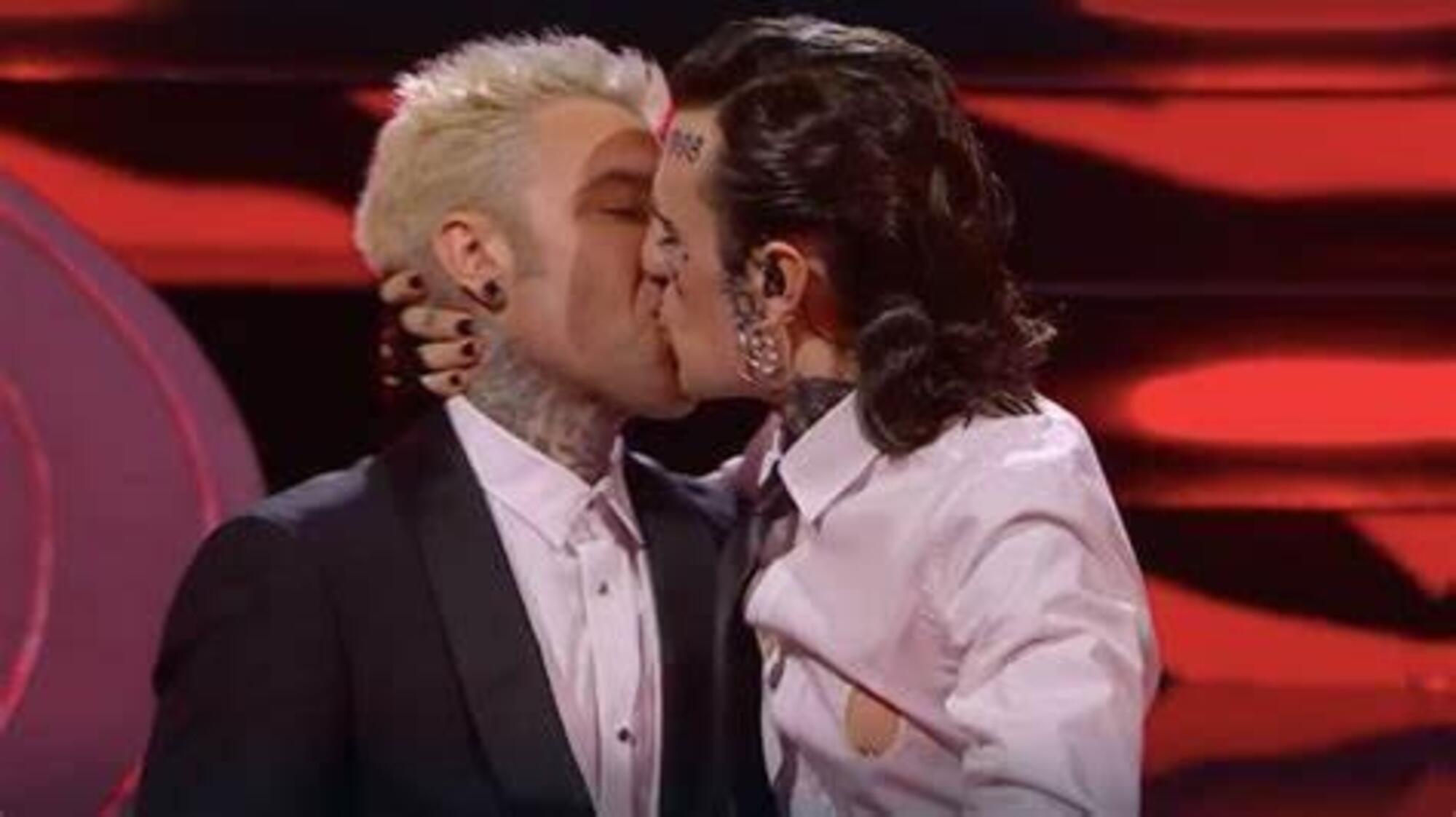 Il bacio tra Fedez e Rosa Chemical a Sanremo