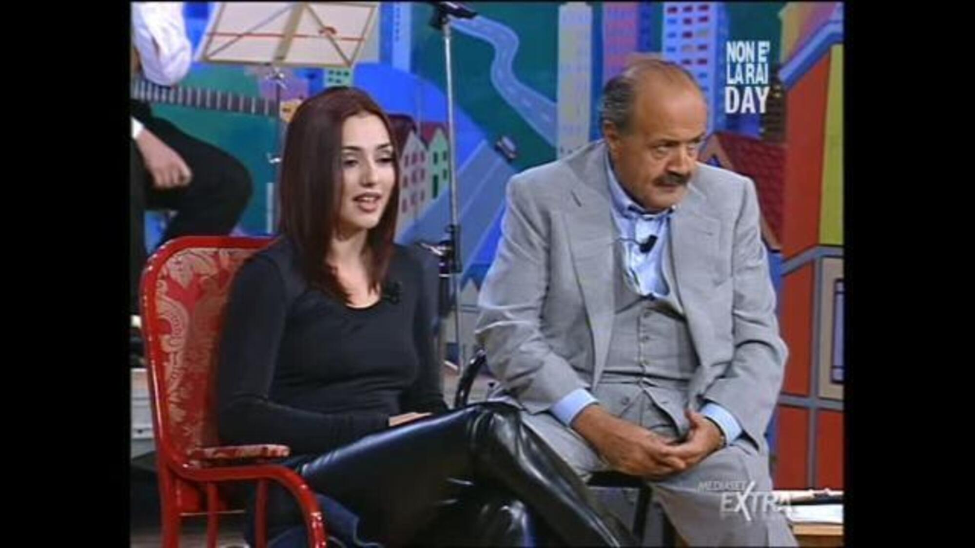 Ambra Angiolini in "uno contro tutti" al "Costanzo Show"