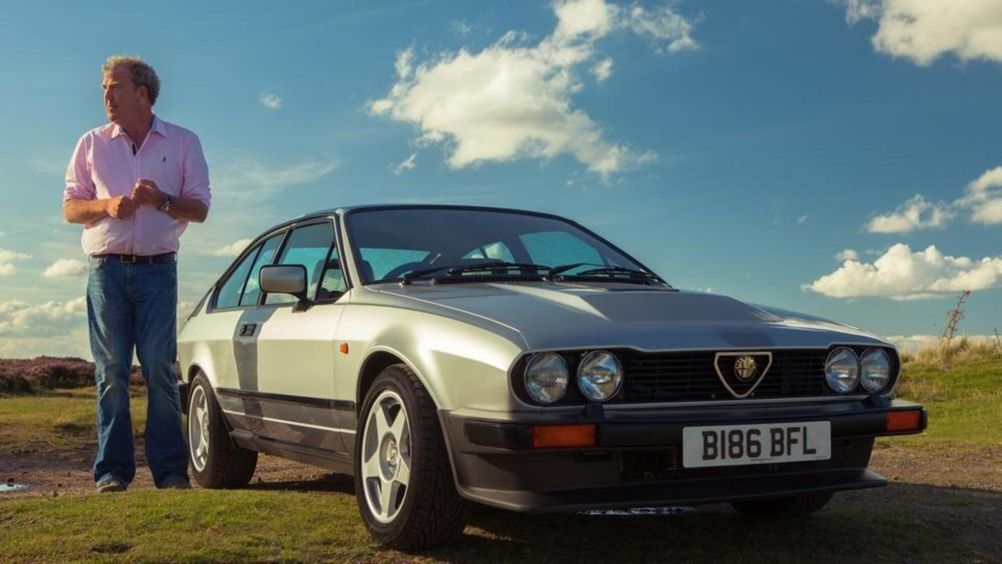 Jeremy Clarkson con una Alfa Romeo GTV6