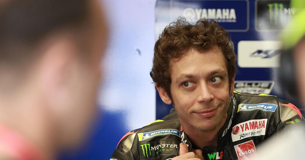 Valentino Rossi da Fiorello sbaglia i quiz della patente e spiega: &quot;In MotoGP oggi? Potrei...&quot;