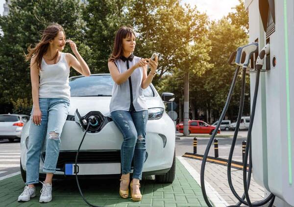 L&rsquo;auto diventa per pochi perch&eacute; &ldquo;l&rsquo;elettrica &egrave; solo per i ricchi&rdquo;: la bocciatura del ministro dell&rsquo;Ambiente