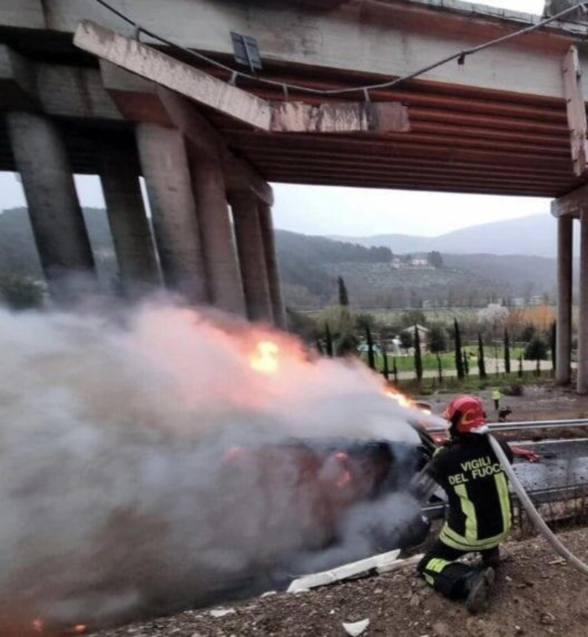 Tir precipitato dal viadotto 