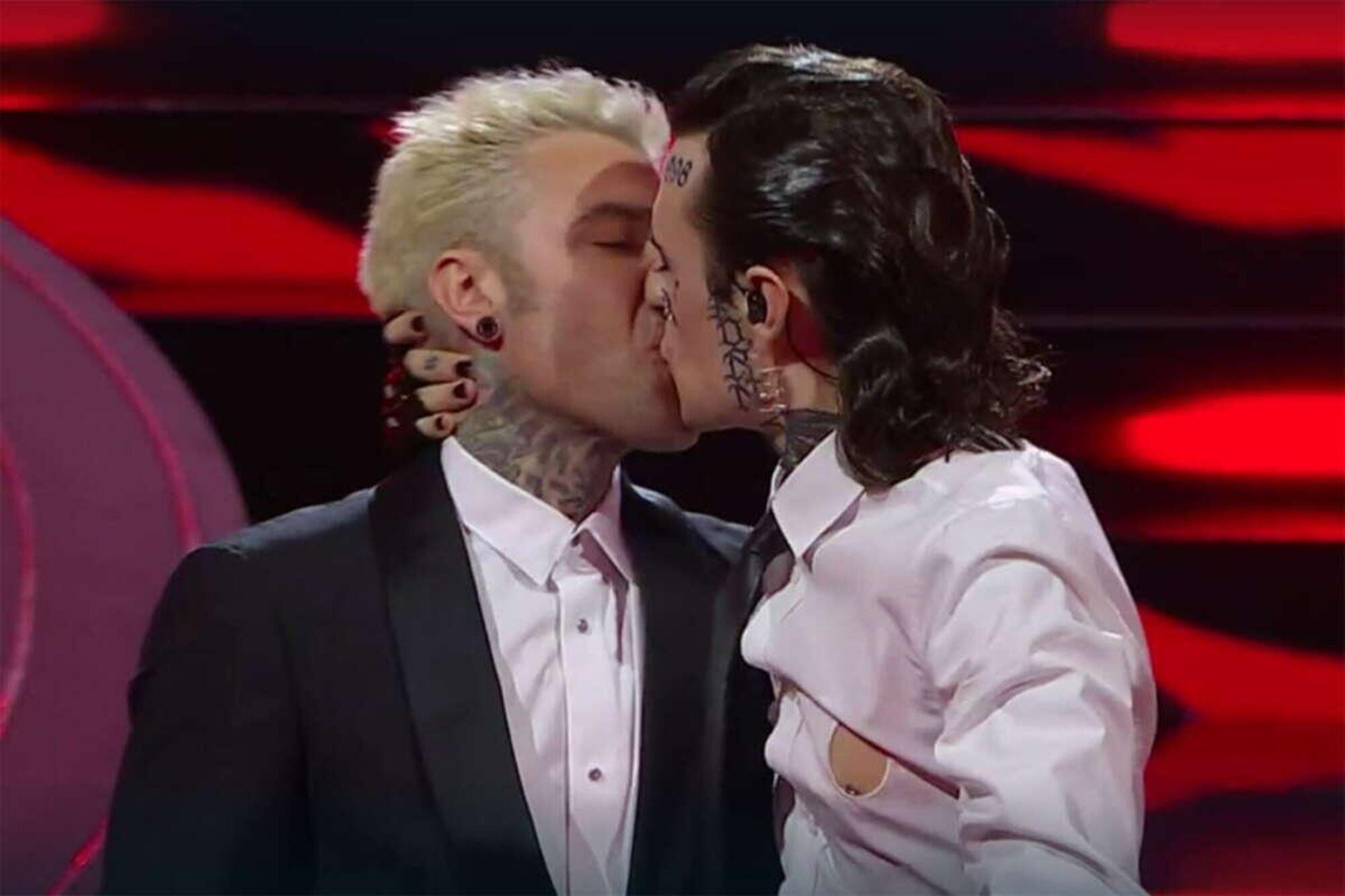 Fedez e Rosa Chemical si baciano a Sanremo 2023