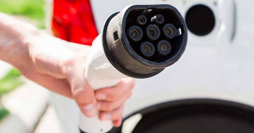 Ecco con cosa ricaricano l&rsquo;auto elettrica i politici che vogliono vietare benzina e gasolio&hellip;