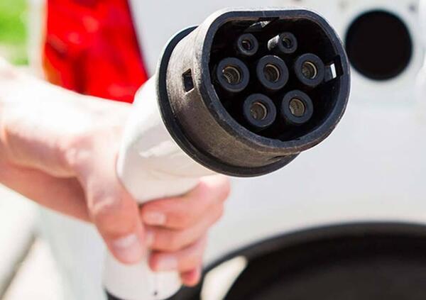 Ecco con cosa ricaricano l&rsquo;auto elettrica i politici che vogliono vietare benzina e gasolio&hellip;