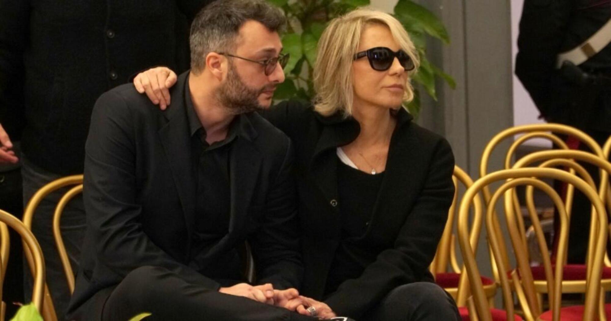 Maria De Filippi con il figlio alla camera ardente di Maurizio Costanzo