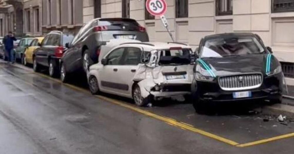 La Jaguar perde il controllo e distrugge altre cinque auto. Meno male che &egrave; una zona 30km/h...