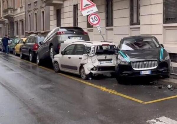 La Jaguar perde il controllo e distrugge altre cinque auto. Meno male che &egrave; una zona 30km/h...