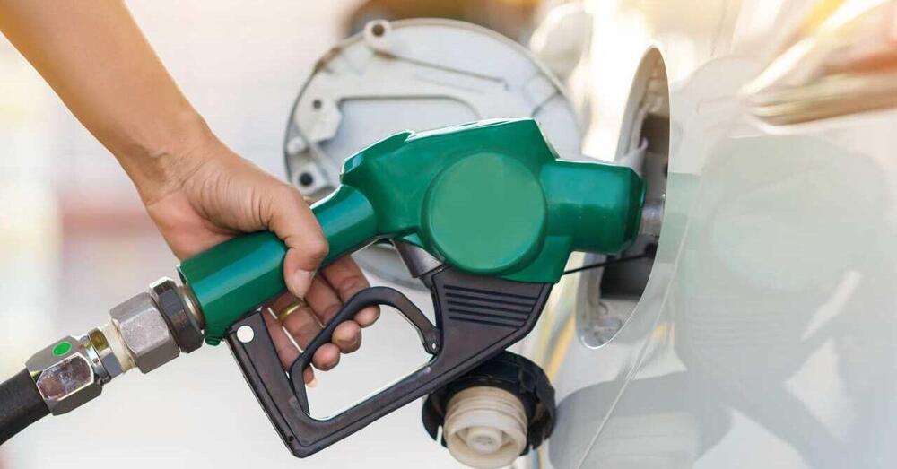 Non aprite quella pompa: benzina annacquata, automobilisti a piedi e si contano i danni