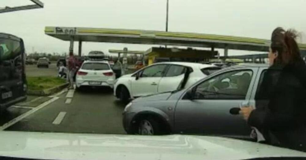 Discute con la compagna e semina il panico in autostrada: investe due ragazze e si schianta