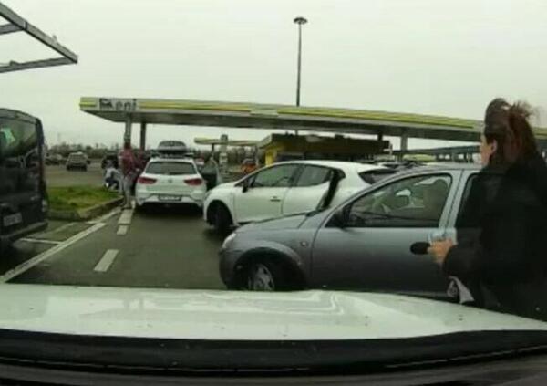 Discute con la compagna e semina il panico in autostrada: investe due ragazze e si schianta