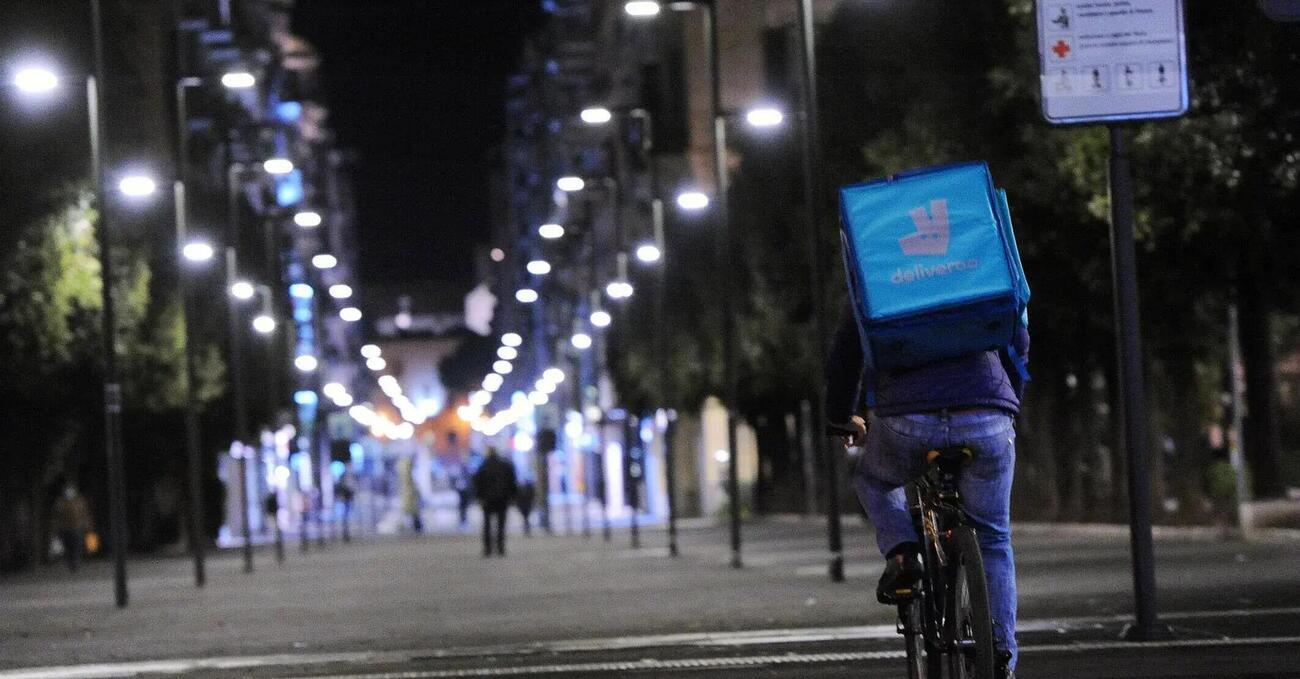 Il rider sta male ma nessuno lo aiuta. E i clienti si lamentano del servizio... [VIDEO]