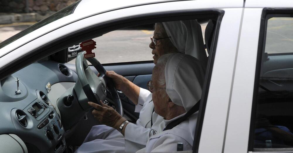 Suora ubriaca al volante, dopo l&rsquo;incidente prova a dare la colpa ad altri. Ma il risultato &egrave; disastroso...