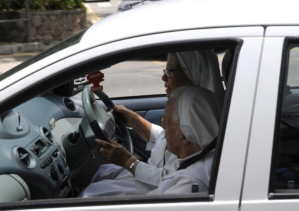 Suora ubriaca al volante, dopo l&rsquo;incidente prova a dare la colpa ad altri. Ma il risultato &egrave; disastroso...