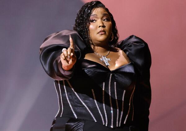 La patologia del marketing di Lizzo: concerto a Milano, World Obesity Day e met&agrave; dei poveri sar&agrave; come lei