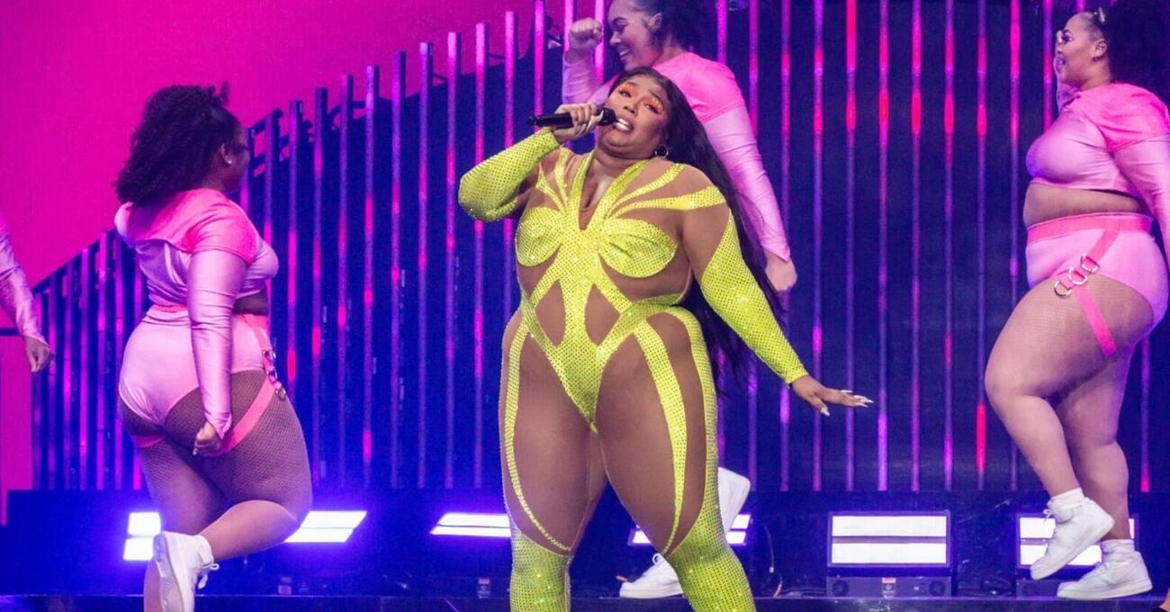 La patologia del marketing di Lizzo: concerto a Milano, World Obesity Day e met&agrave; dei poveri sar&agrave; come lei