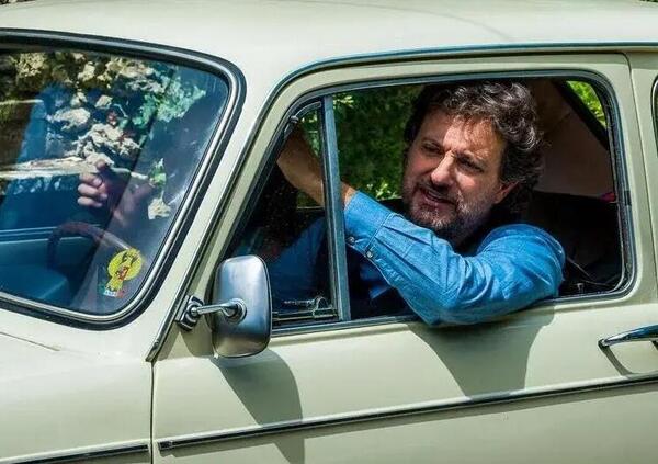 Pieraccioni e i tempi di ricarica dell&#039;auto elettrica: &ldquo;Mia zia sta male stasera? Andr&ograve; ai funerali domani&rdquo; [VIDEO]