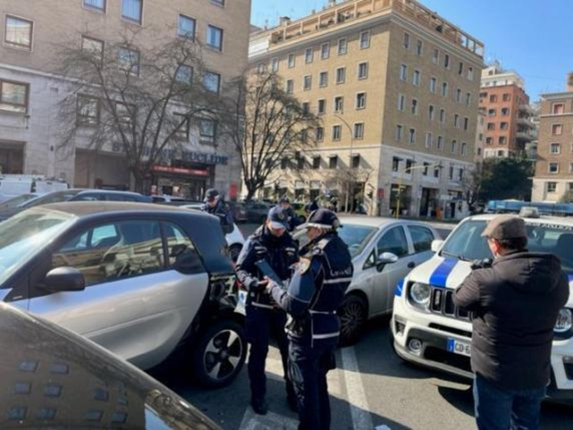 Una delle scene del "tour" con i vigili