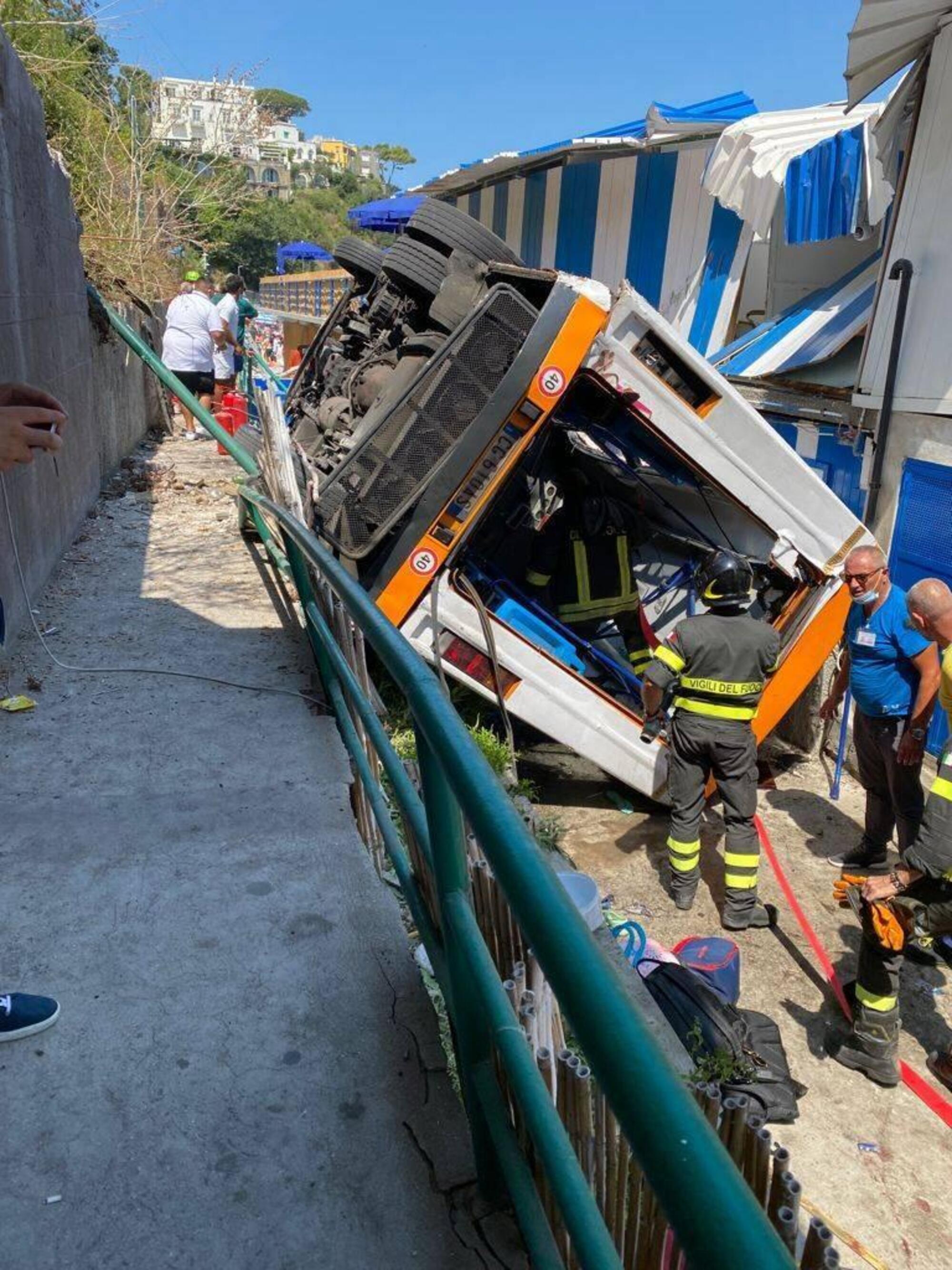 Capri, bus precipitato