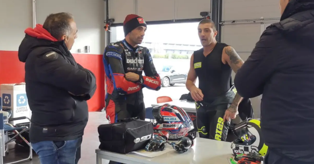 Signori, fermi tutti! Andrea Iannone &ldquo;paparazzato&rdquo; a Misano sulla Ducati di Michele Pirro