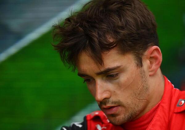 Charles Leclerc reagisce cos&igrave; al ko in Bahrain: il video del rientro al box con la squadra [VIDEO]  