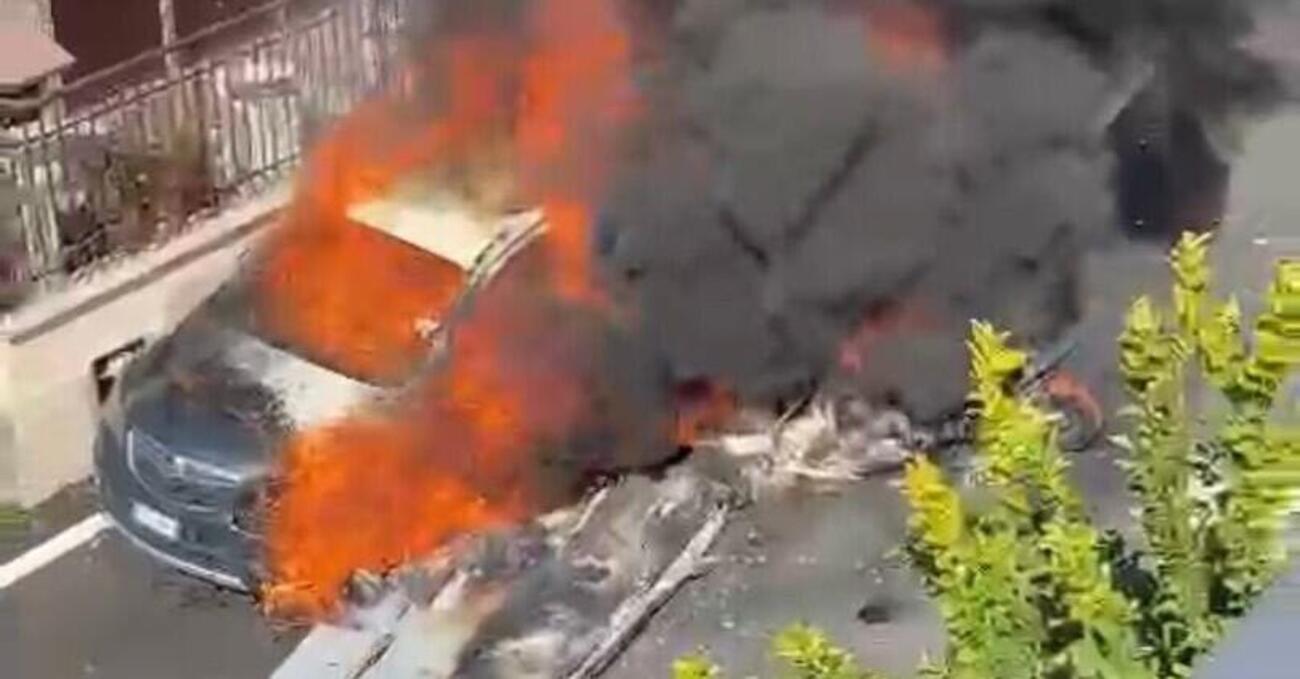 Due aerei si scontrano e uno si schianta tra le fiamme sulle auto parcheggiate tra le case: ci sono dei morti [VIDEO]