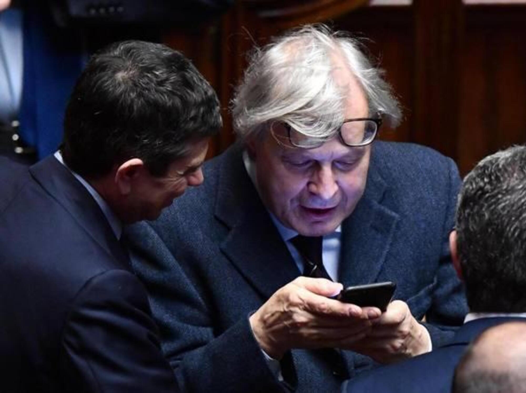 Vittorio Sgarbi controlla la chat Sgarbistan