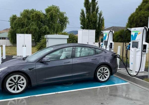 Tesla scende ancora di prezzo, e cos&igrave; scatta l&rsquo;incentivo. Ma solo per un modello