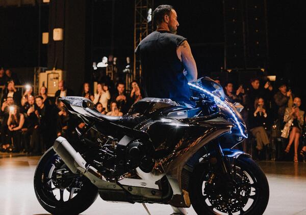 Philipp Plein, catwalk con Yamaha: la moda, che da sempre ruba dal motociclismo, stavolta ha chiesto per favore