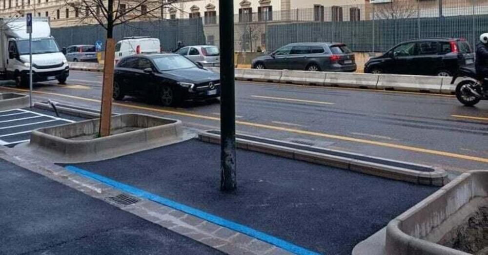 Questo palo della luce (in mezzo al parcheggio) &egrave; la nuova star social di Firenze