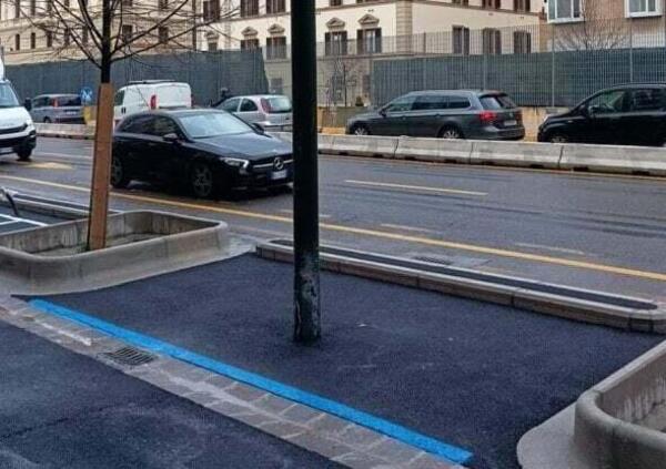 Questo palo della luce (in mezzo al parcheggio) &egrave; la nuova star social di Firenze