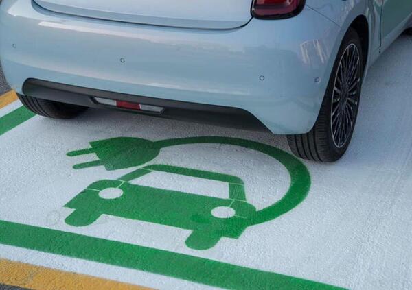 Tutti contro l&#039;auto elettrica, dopo Pieraccioni arriva anche Crozza: l&#039;ironia del comico sui problemi dell&#039;elettrico in Italia