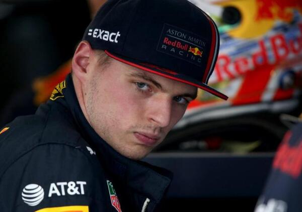 Max Verstappen annoiato in Bahrain si &egrave; goduto il duello Alonso-Hamilton: la rivelazione di Marko