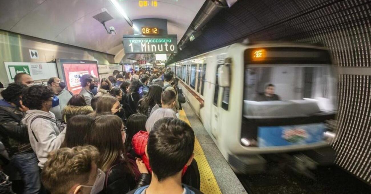 &quot;Attenti agli zingari&quot;. L&#039;annuncio-choc nella metro indigna tutti. Individuato il responsabile