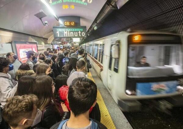 &quot;Attenti agli zingari&quot;. L&#039;annuncio-choc nella metro indigna tutti. Individuato il responsabile