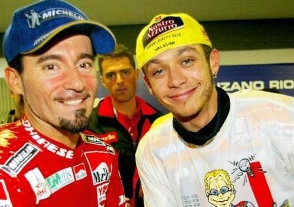 Max Biaggi e Valentino Rossi: &ldquo;due cretini&rdquo; da 15 mondiali! Il Corsaro rivede la storia e cita Ayrton Senna