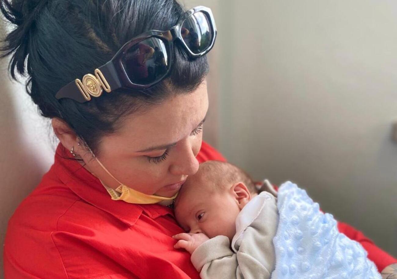 Meloni non vuole riconoscere le famiglie arcobaleno? Rosy Di Carlo: &ldquo;Questo governo ci ricorda che l&rsquo;Italia non &egrave; il nostro posto&rdquo;