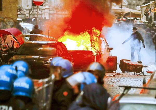 Viaggio nella Napoli devastata dagli ultras tedeschi: la fiera degli errori (e degli orrori)