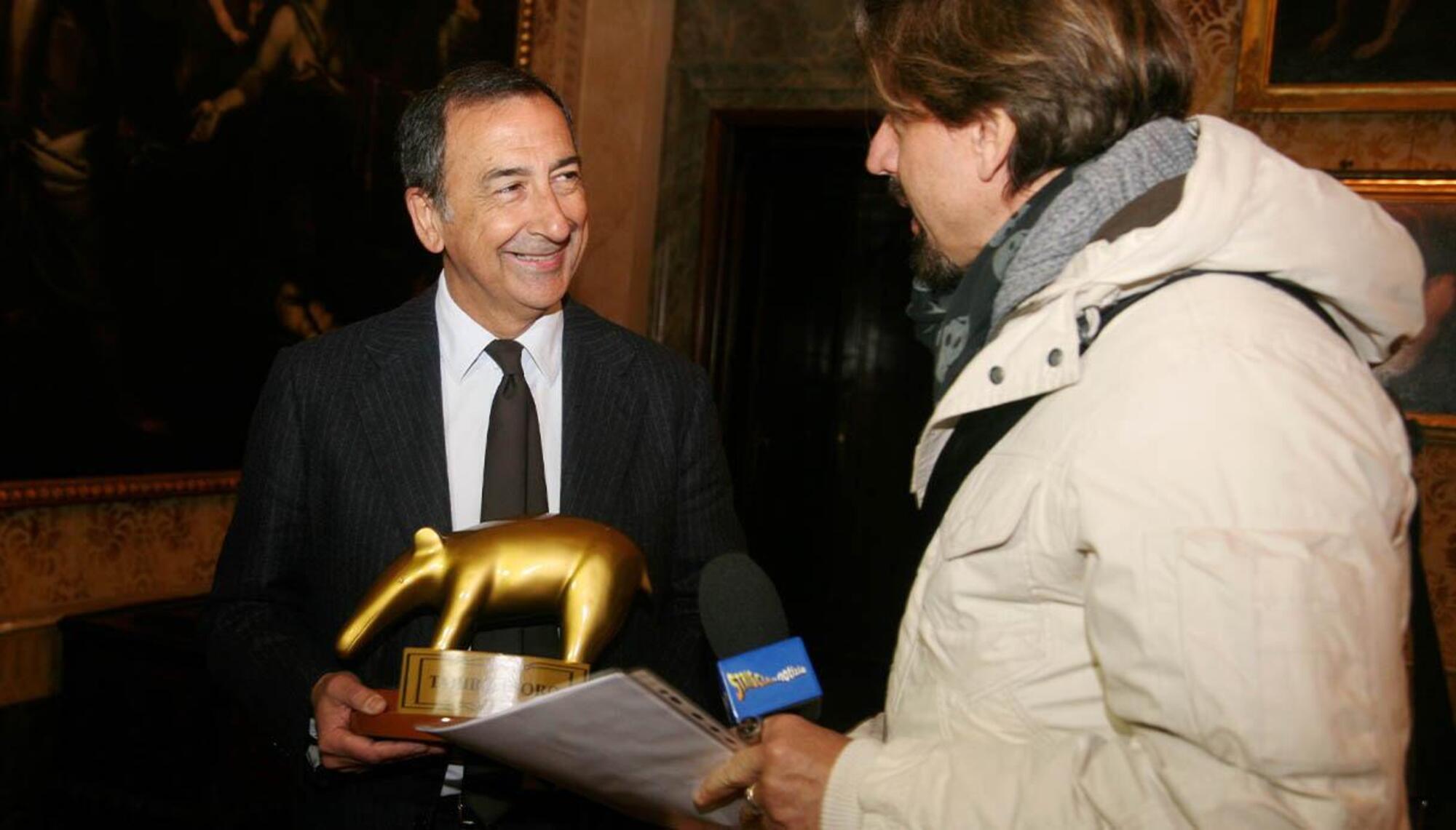 Valerio Staffelli consegna il Tapiro d&#039;oro al sindaco di Milano Beppe Sala